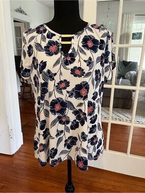 White Floral Keyhole Short Sleeve Blouse with Navy and Coral Accents